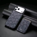 Stile, protezione e praticità in un unico accessorio. Scopri la custodia 2-in-1 con portafoglio magnetico staccabile. Progettata in pelle di lusso per offrire al tuo iPhone una protezione antiurto completa senza rinunciare all'eleganza.