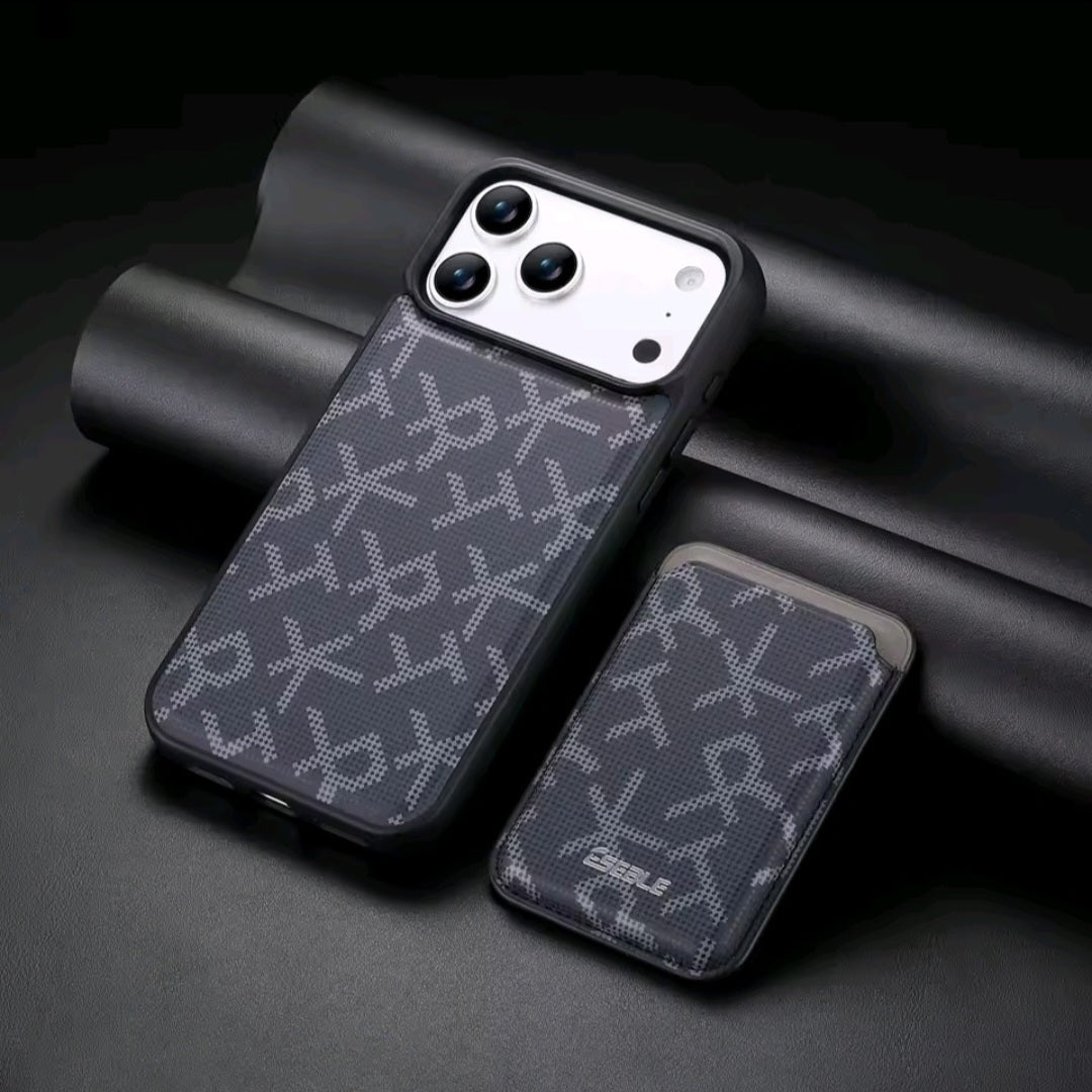 Stile, protezione e praticità in un unico accessorio. Scopri la custodia 2-in-1 con portafoglio magnetico staccabile. Progettata in pelle di lusso per offrire al tuo iPhone una protezione antiurto completa senza rinunciare all'eleganza.
