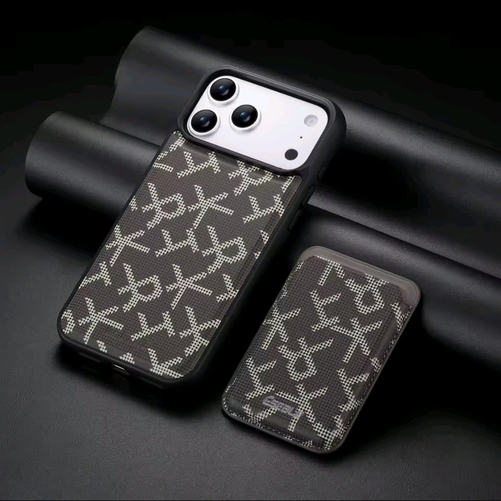 Stile, protezione e praticità in un unico accessorio. Scopri la custodia 2-in-1 con portafoglio magnetico staccabile. Progettata in pelle di lusso per offrire al tuo iPhone una protezione antiurto completa senza rinunciare all'eleganza.